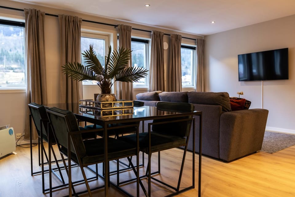 Communal lounge/ TV room, TV and multimedia, Living room, Seating area, Dining area, Evening entertainment