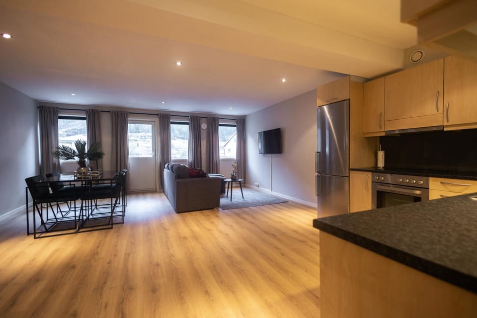 TV and multimedia, Kitchen or kitchenette, Living room, Seating area, Dining area, stove