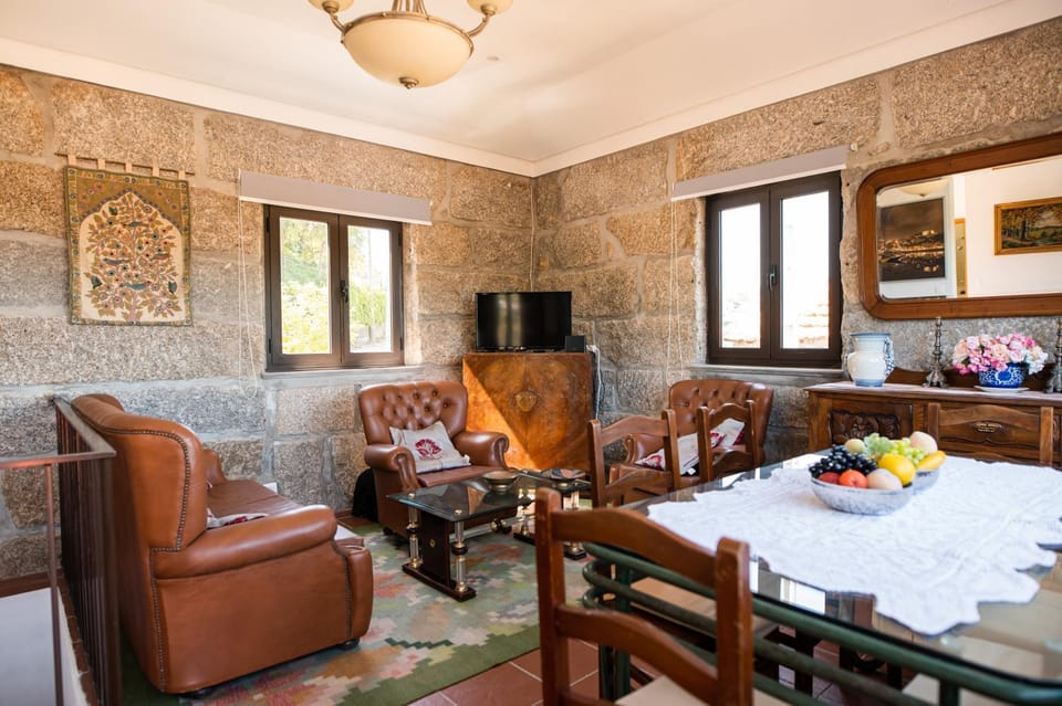 Communal lounge/ TV room, TV and multimedia, Living room, Seating area, Dining area