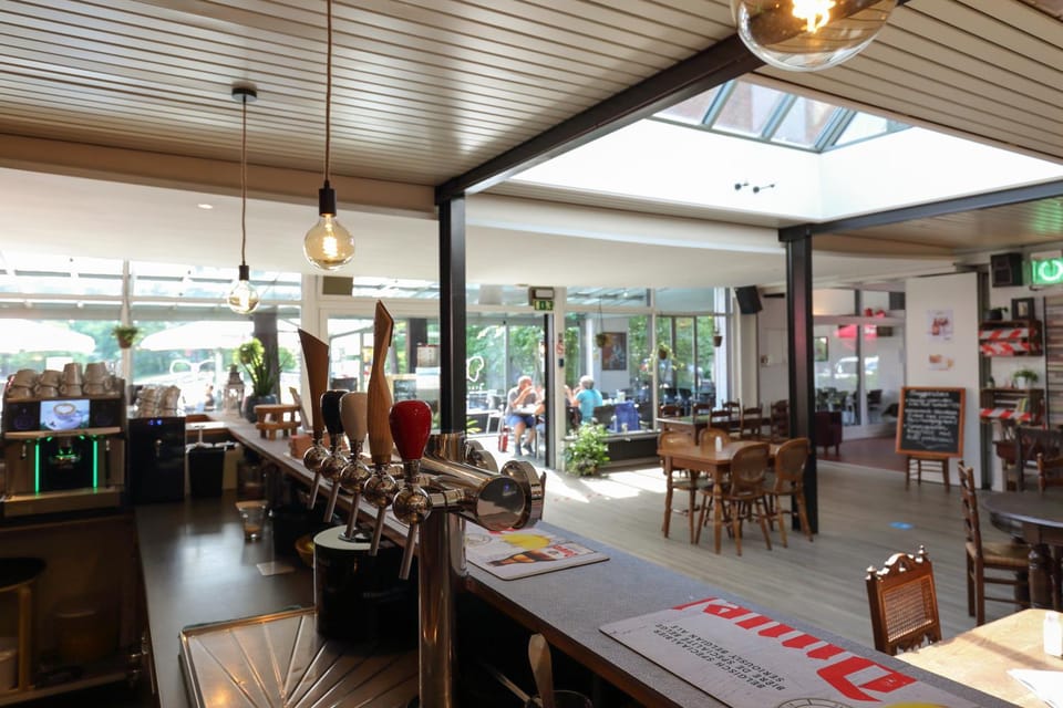 Restaurant/places to eat, Restaurant/places to eat, Lounge or bar