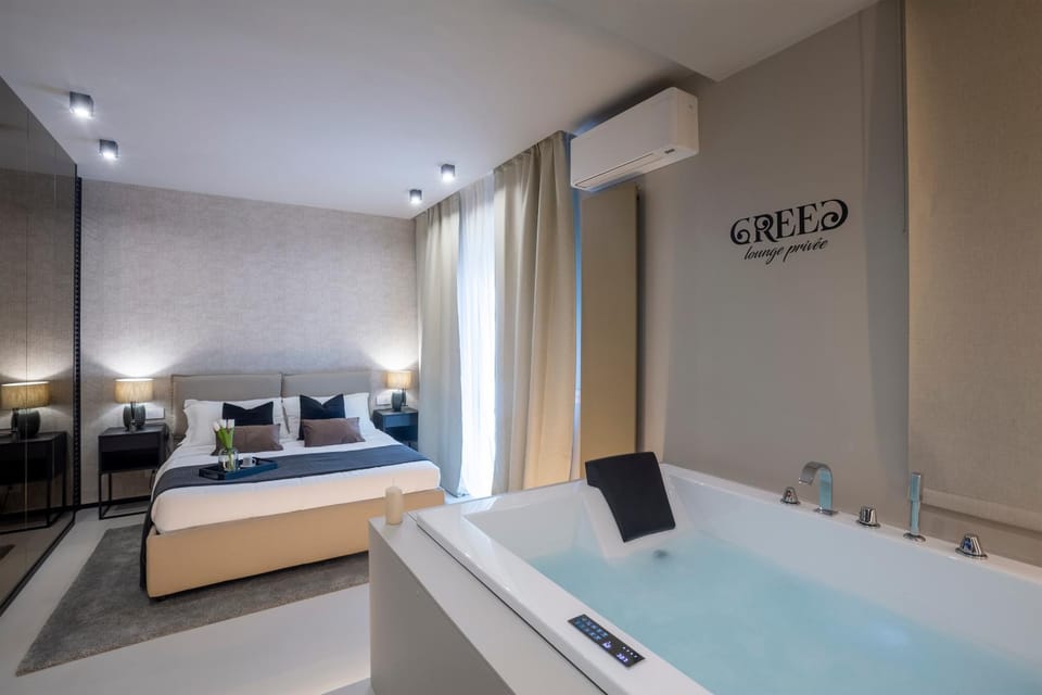 Bed, Hot Tub, Photo of the whole room, Bedroom, Bath, towels