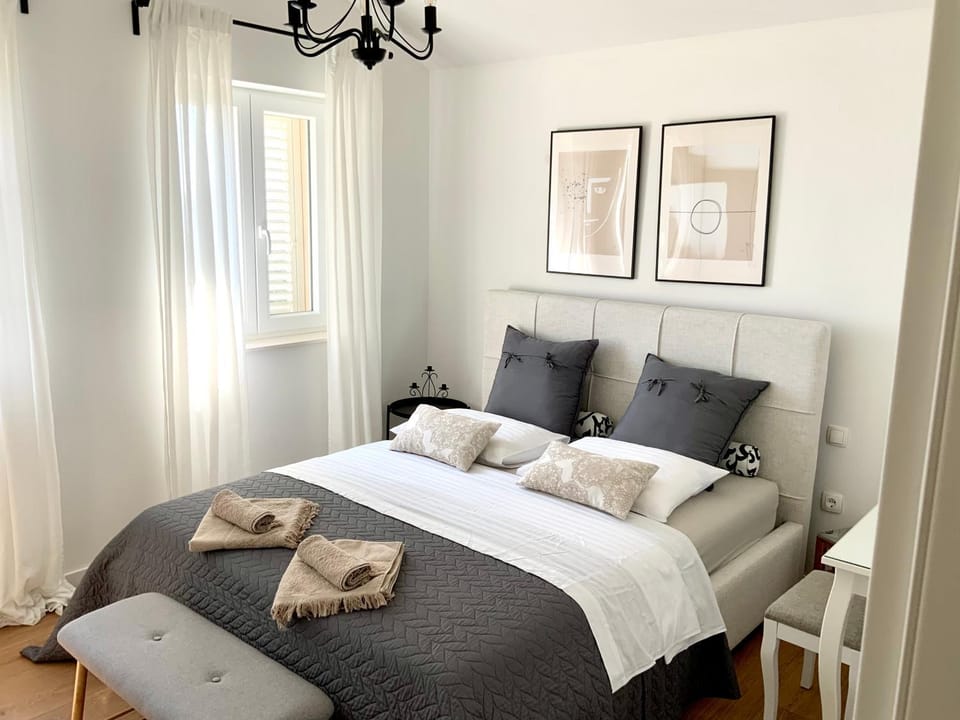 Bed, Bathroom, Bedroom, towels