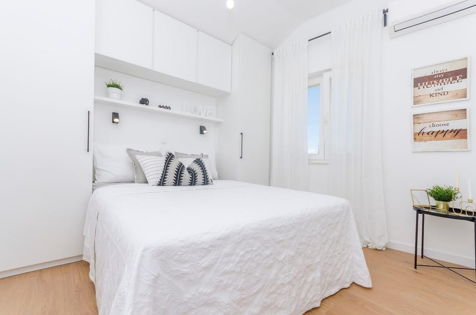 Bed, Bedroom, Street view