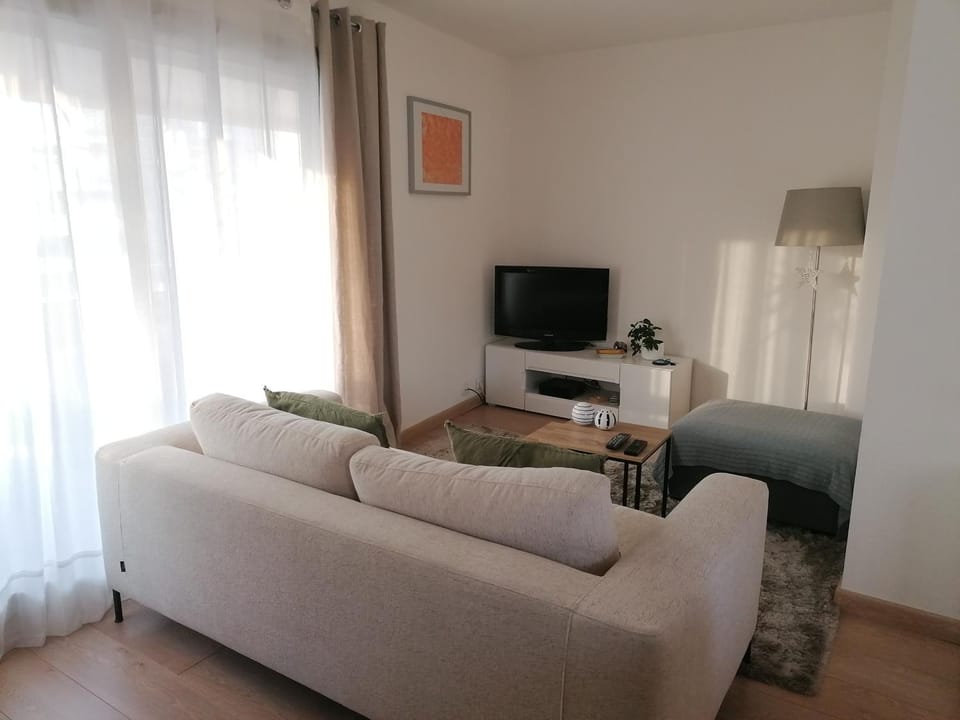 Chambre double avec salle de bain commune, a 2 min de la Croisette Vacation rental in Cannes