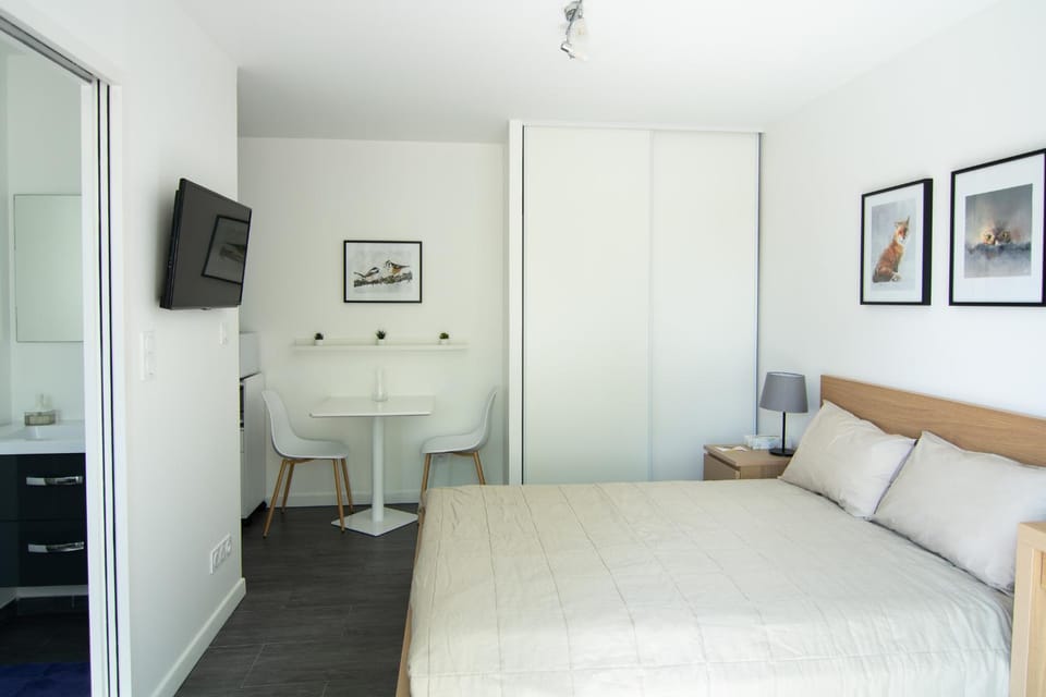 Bed, Photo of the whole room, Dining area, Bedroom