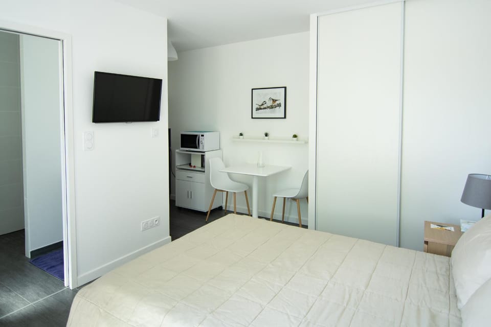 Bed, TV and multimedia, Photo of the whole room, Bedroom