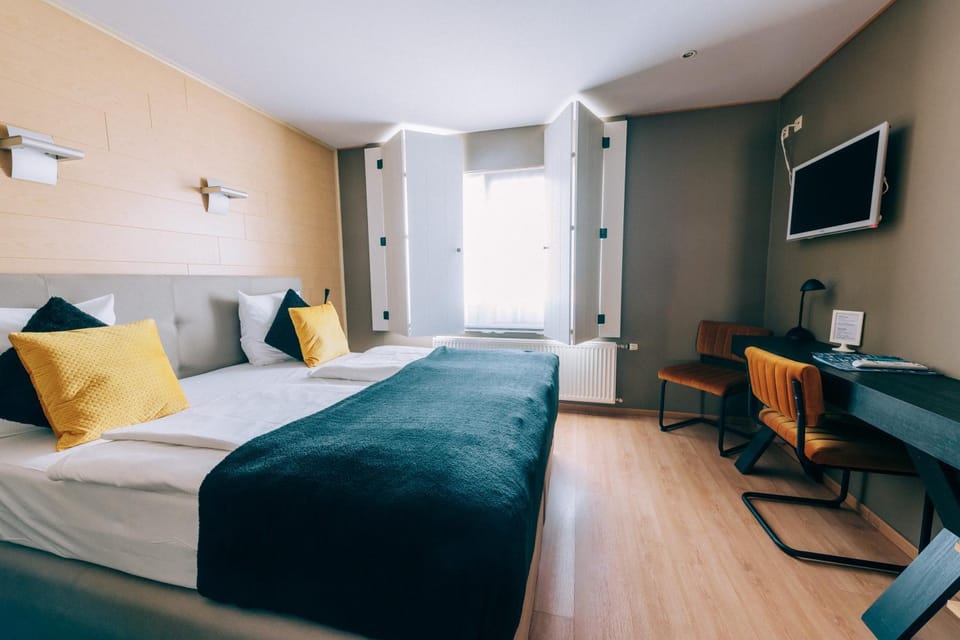 Communal lounge/ TV room, Bed, Photo of the whole room, Bedroom