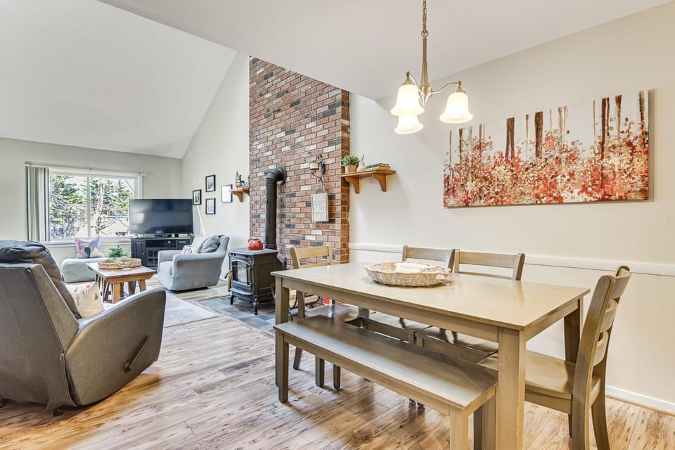 Cozy Bartlett Condo: 1 Mi to Attitash Ski Resort! House in Bartlett
