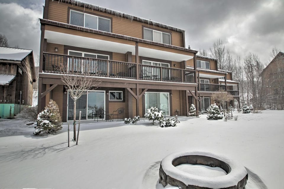Slopeside Burke Mountain Condo w/ Fireplace! House in Burke