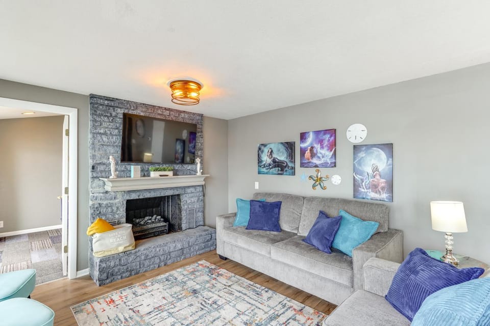 2 Decks, Lake Views! Group Escape in Osage Beach House in Osage Beach