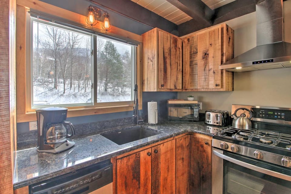 Slopeside Burke Mtn Condo w/ Amenity Access! House in Burke