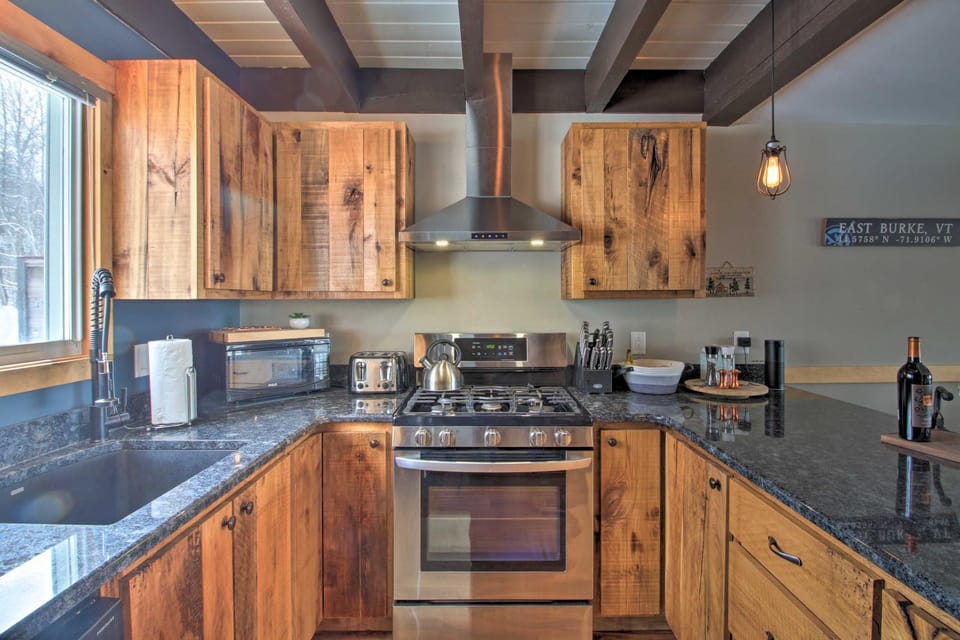 Slopeside Burke Mtn Condo w/ Amenity Access! House in Burke