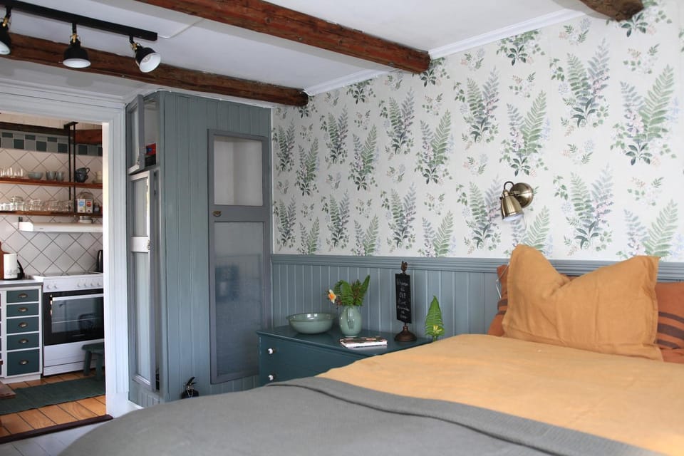 B&B Bland ormbunkar och rosor Bed and Breakfast in Sweden