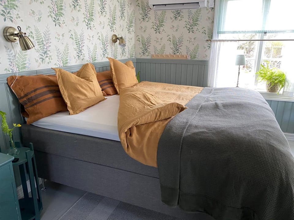 B&B Bland ormbunkar och rosor Bed and Breakfast in Sweden