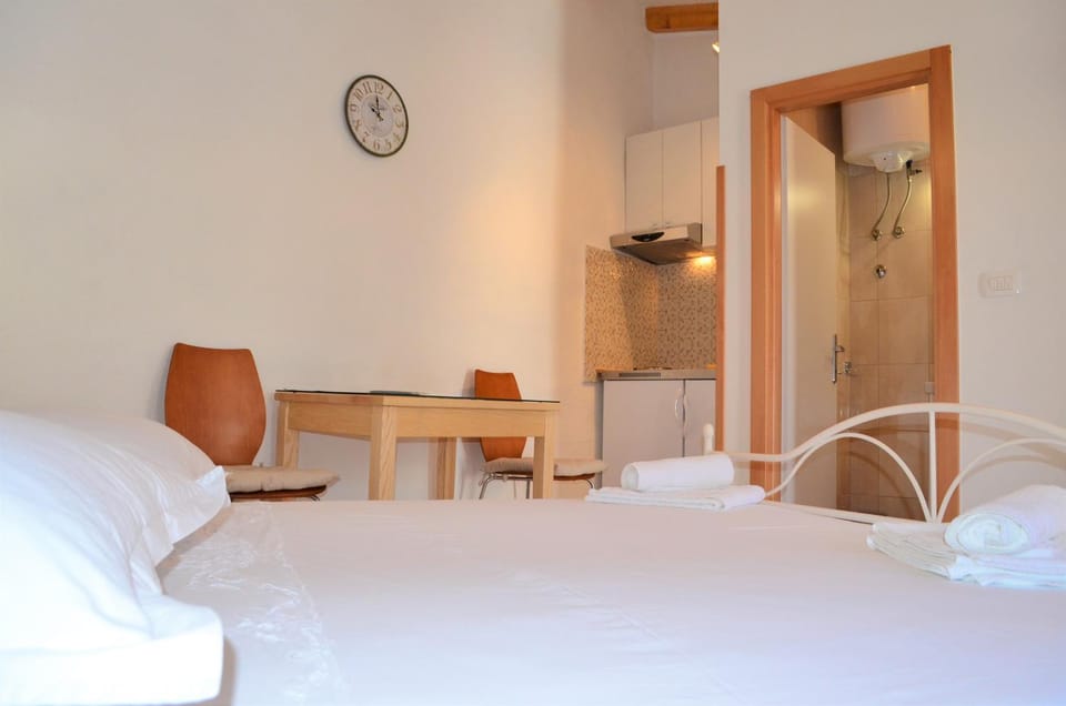 Bed, Kitchen or kitchenette, Dining area