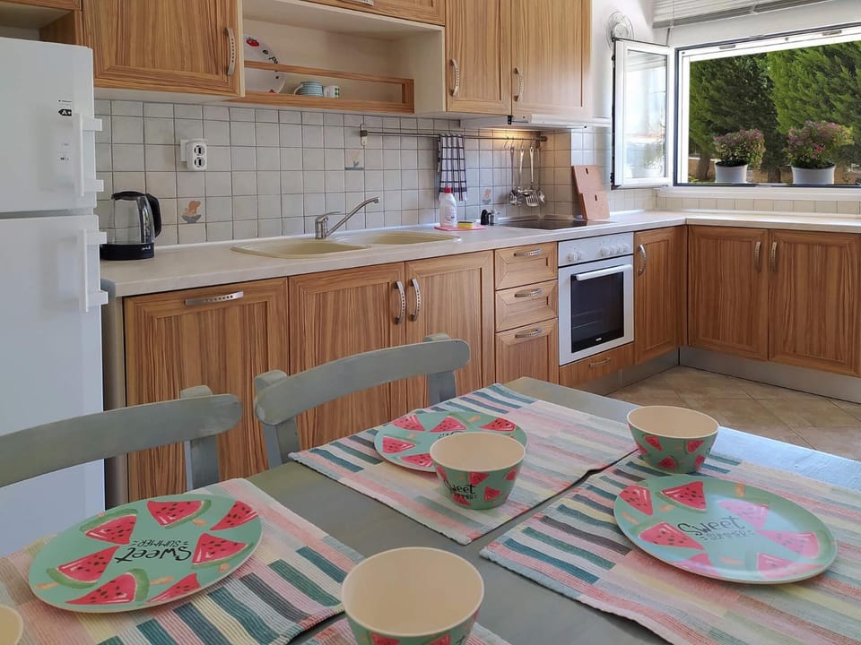 Coffee/tea facilities, Dining area, Dinner, dishwasher, oven, stove, toaster