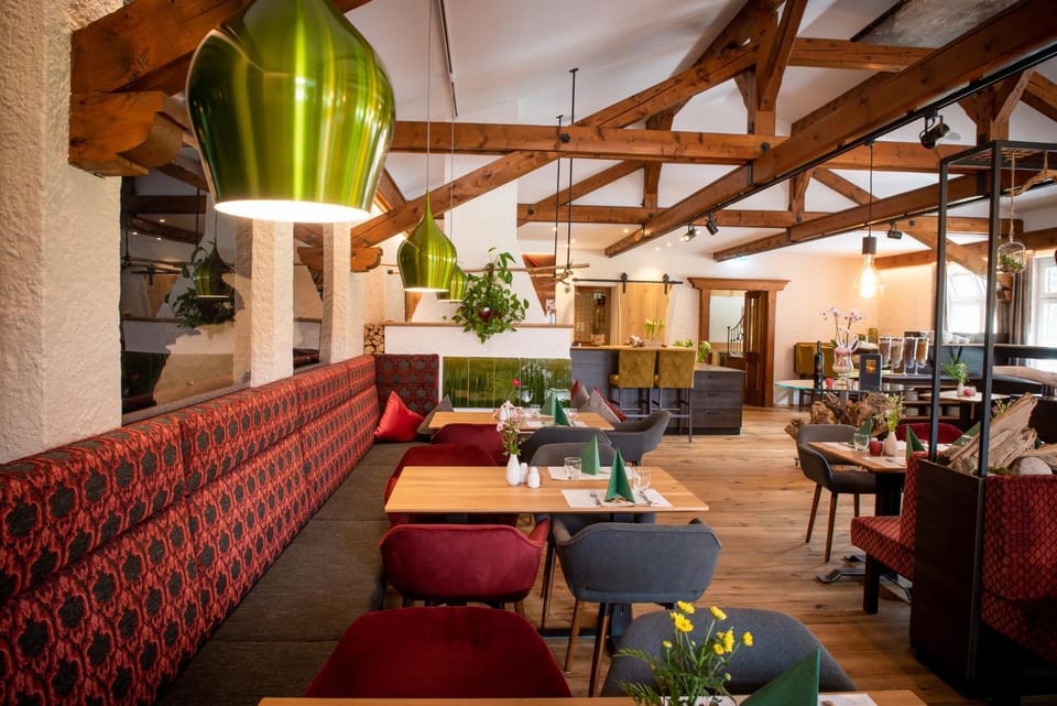 Restaurant/places to eat, Seating area, Food