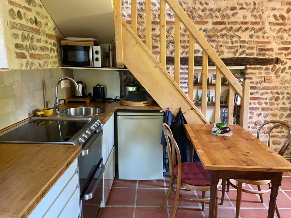 Coffee/tea facilities, Dining area, dishwasher, oven, stove, toaster, kitchen