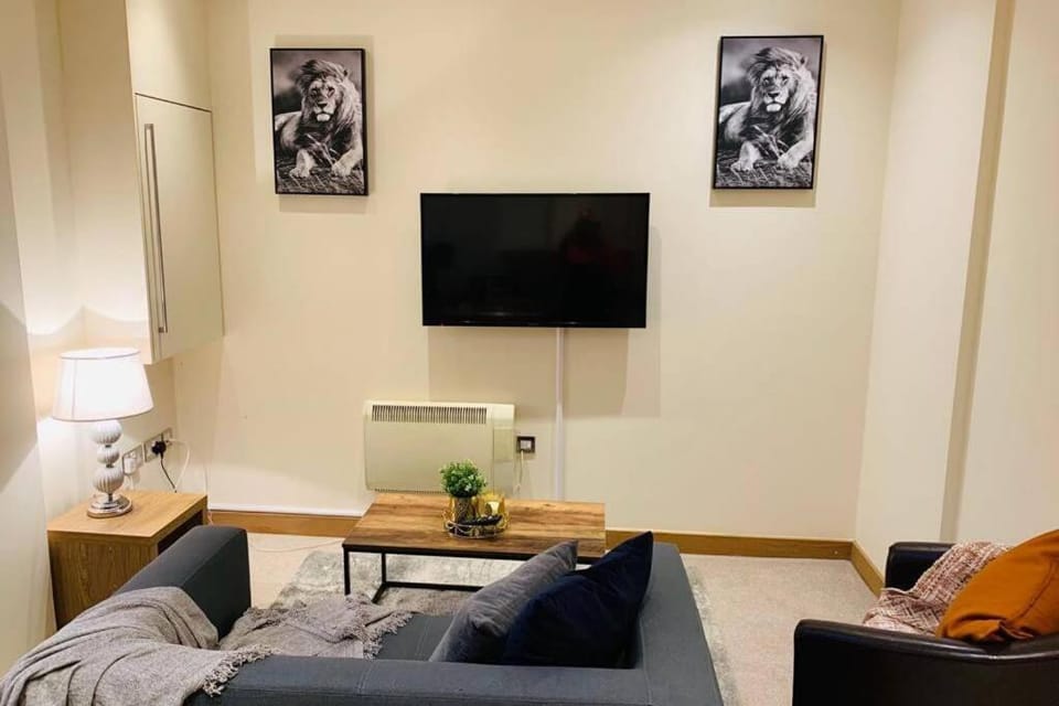 TV and multimedia, Living room, Seating area, Evening entertainment, hair dresser