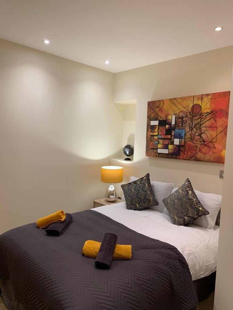 Bed, Bedroom, towels