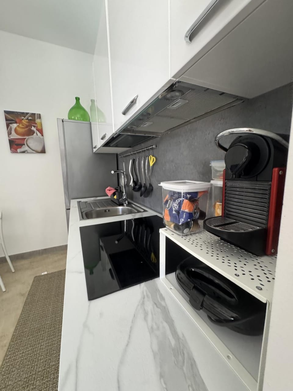 Coffee/tea facilities, Kitchen or kitchenette, stove