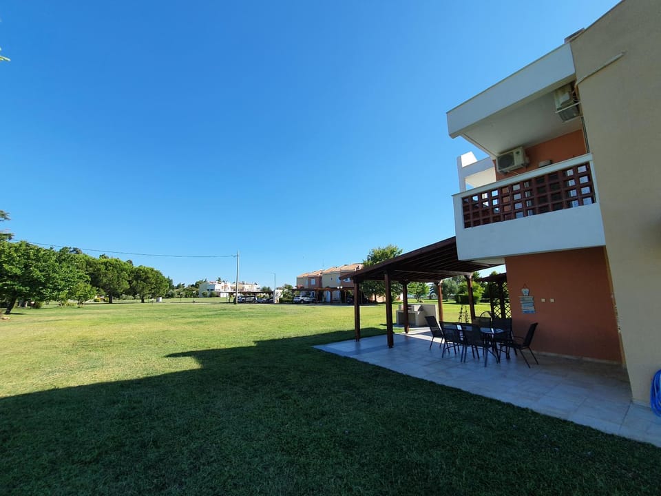 Property building, Day, Garden