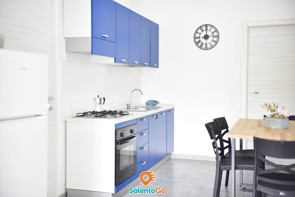 Kitchen or kitchenette, Dining area, stove