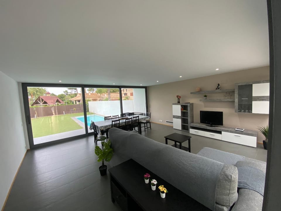 Communal lounge/ TV room, Living room, Seating area, Dining area, Pool view, Swimming pool