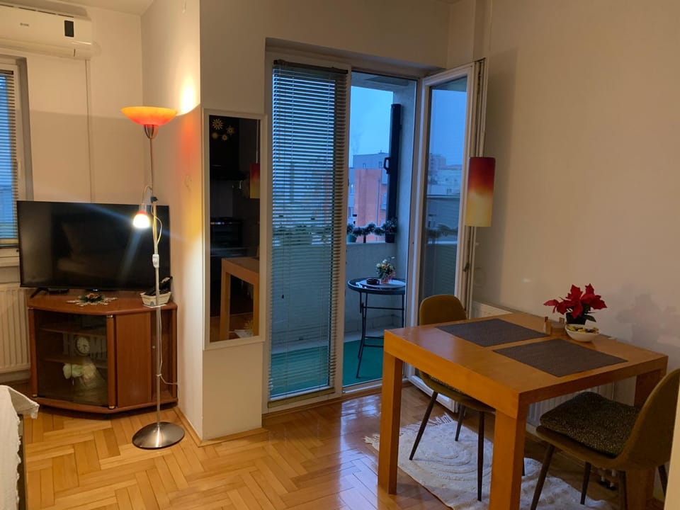 TV and multimedia, Living room, Seating area, Dining area