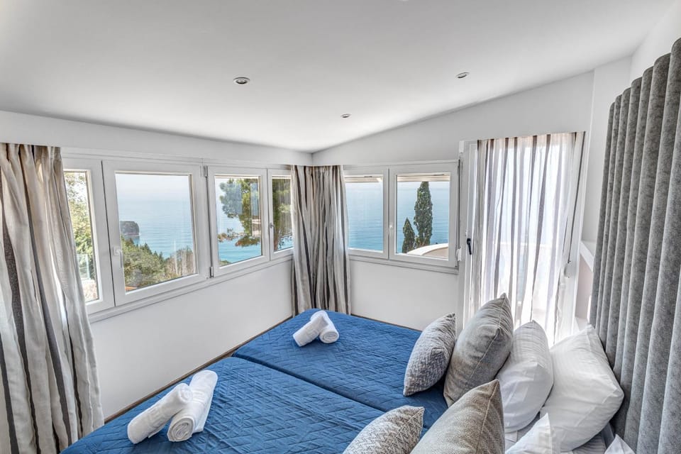Bed, Balcony/Terrace, Bedroom, Pool view, Sea view