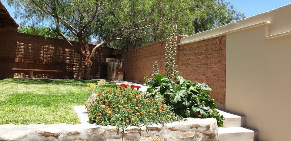 Property building, Off site, Day, Natural landscape, Garden, Garden, Garden view, Garden view