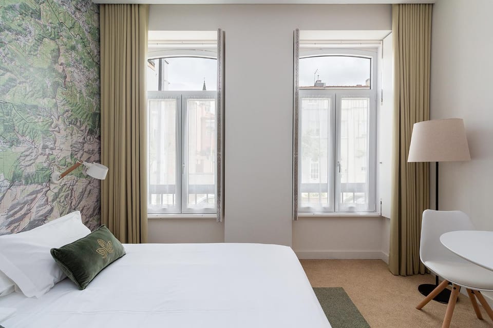 Bedroom, City view