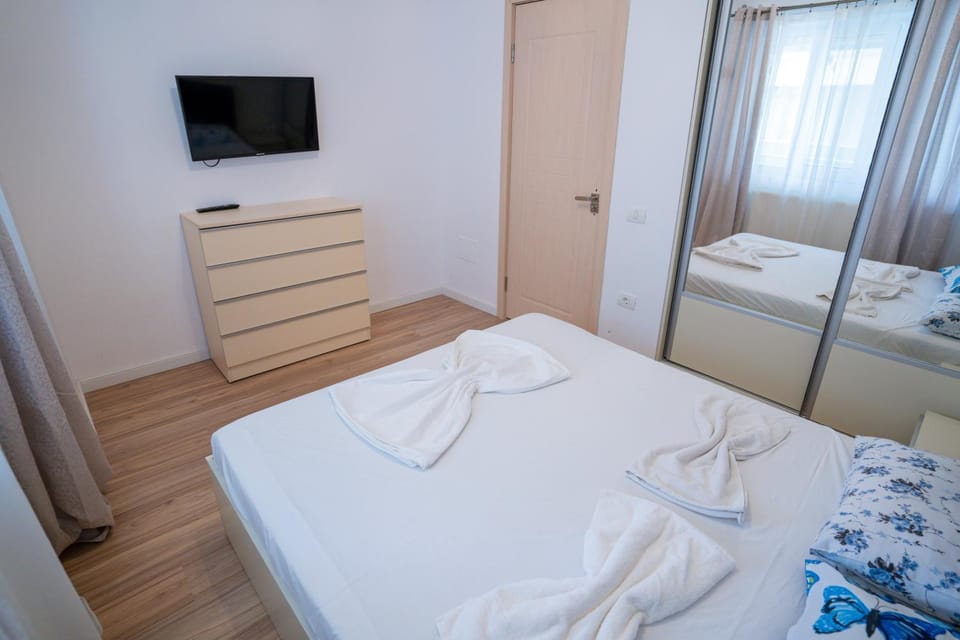 TV and multimedia, Photo of the whole room, Bedroom