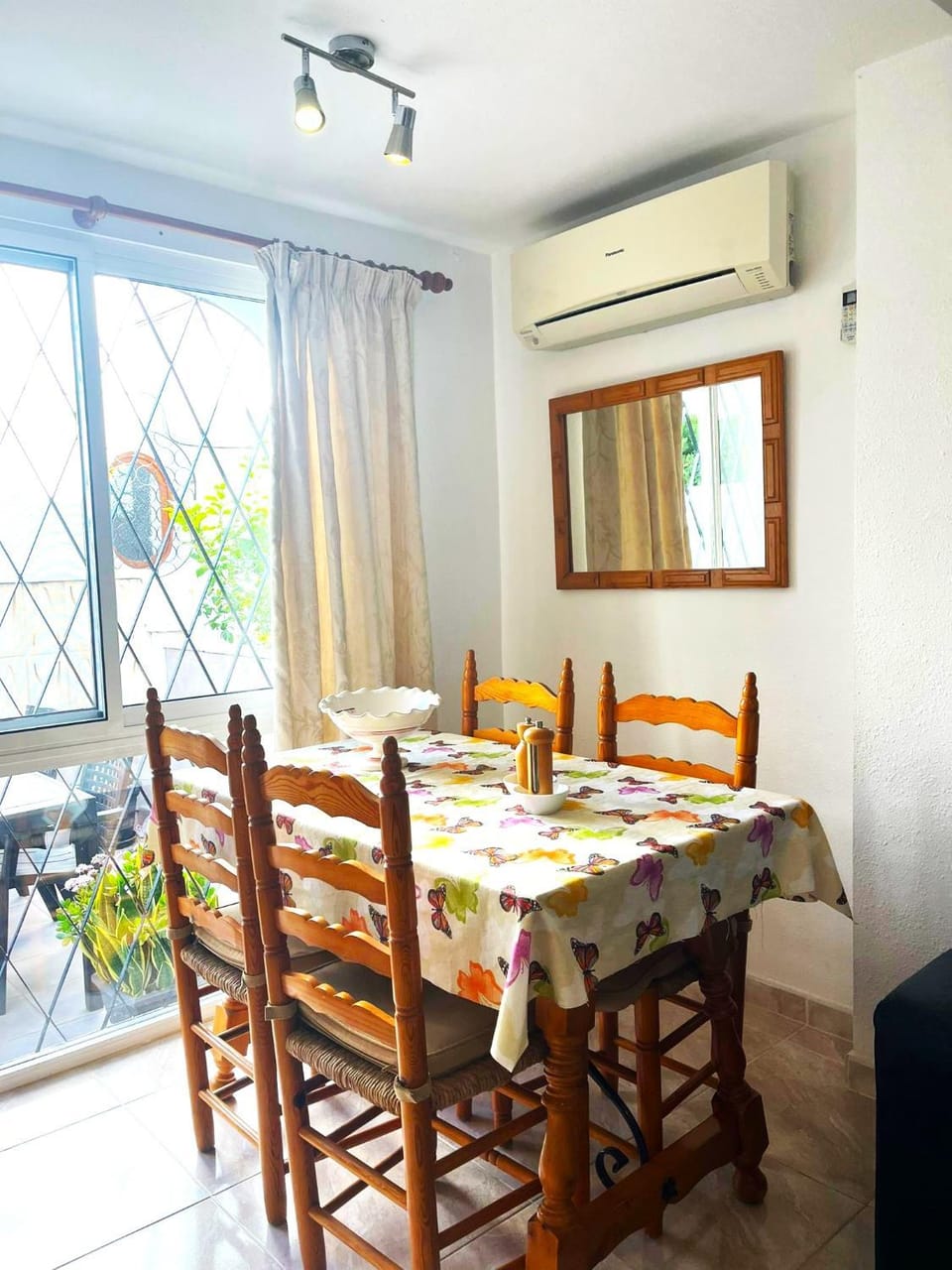 Seating area, Dining area, air conditioner