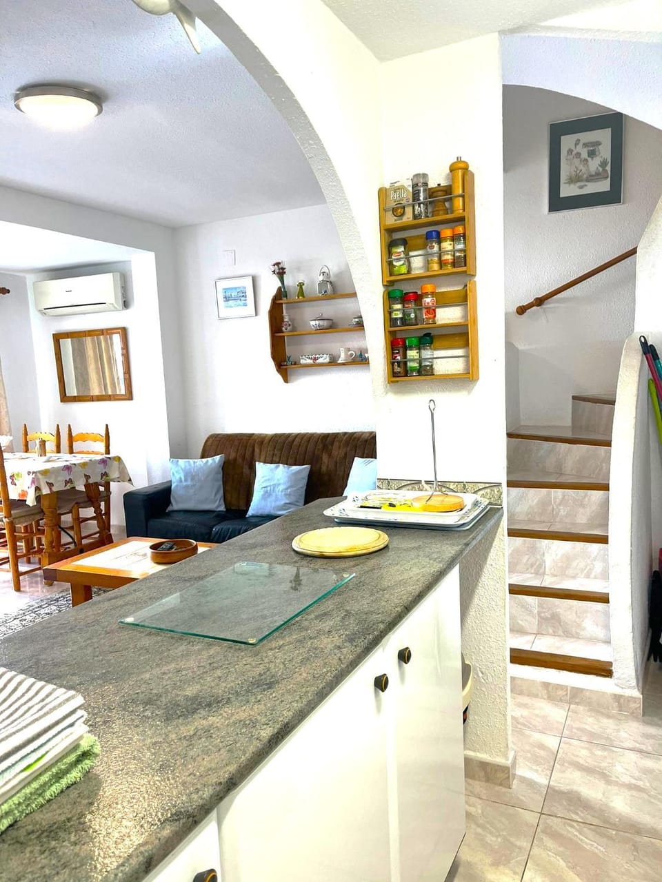 Kitchen or kitchenette, Living room, Seating area, Dining area, stove