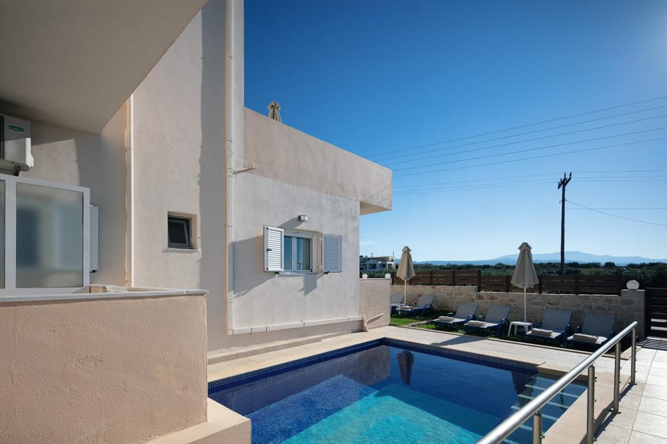 Property building, Day, Pool view, Swimming pool