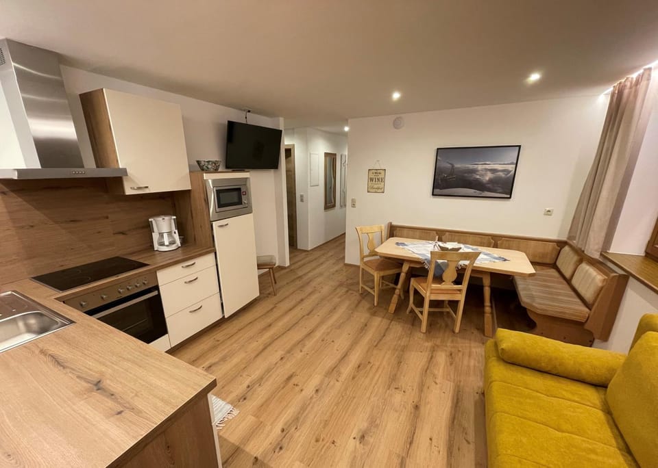 Kitchen or kitchenette, Living room