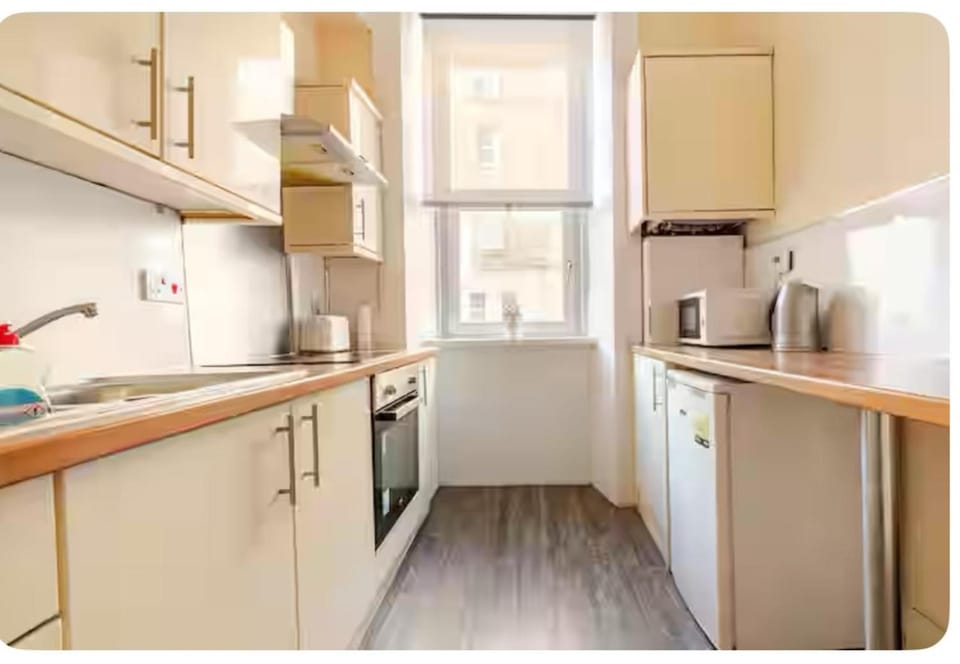 3 Bed Central Apartment - Pet Friendly & Parking Apartment in Edinburgh