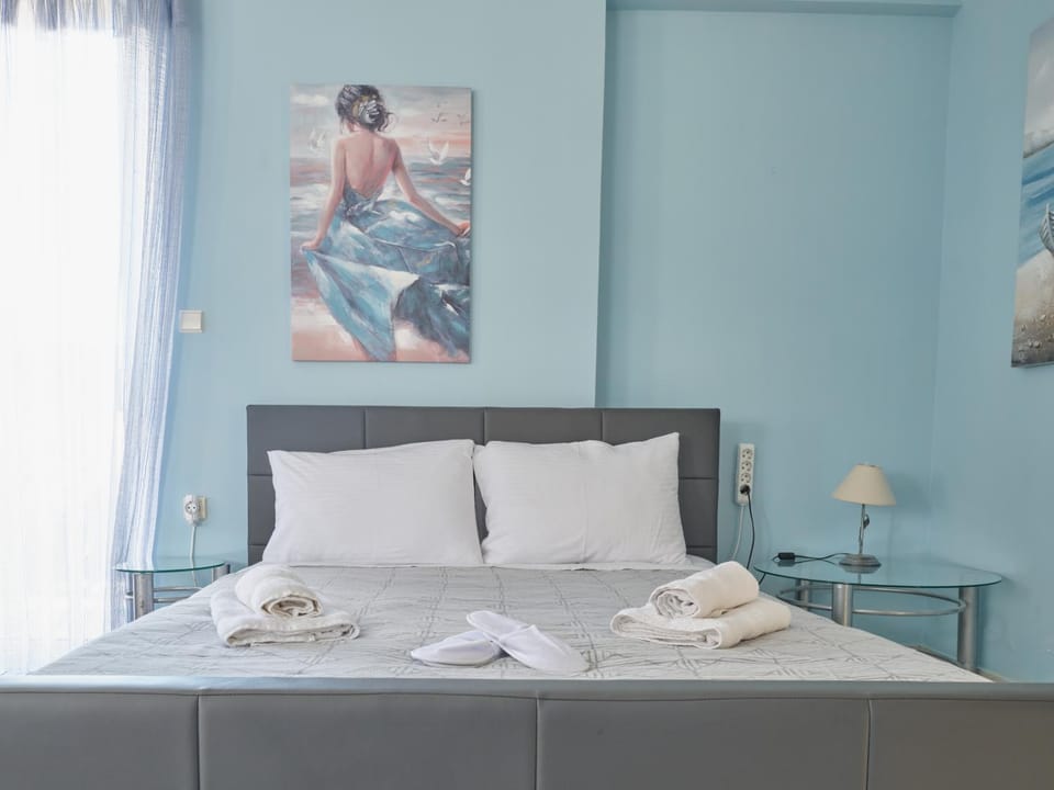 Bed, Bedroom, towels