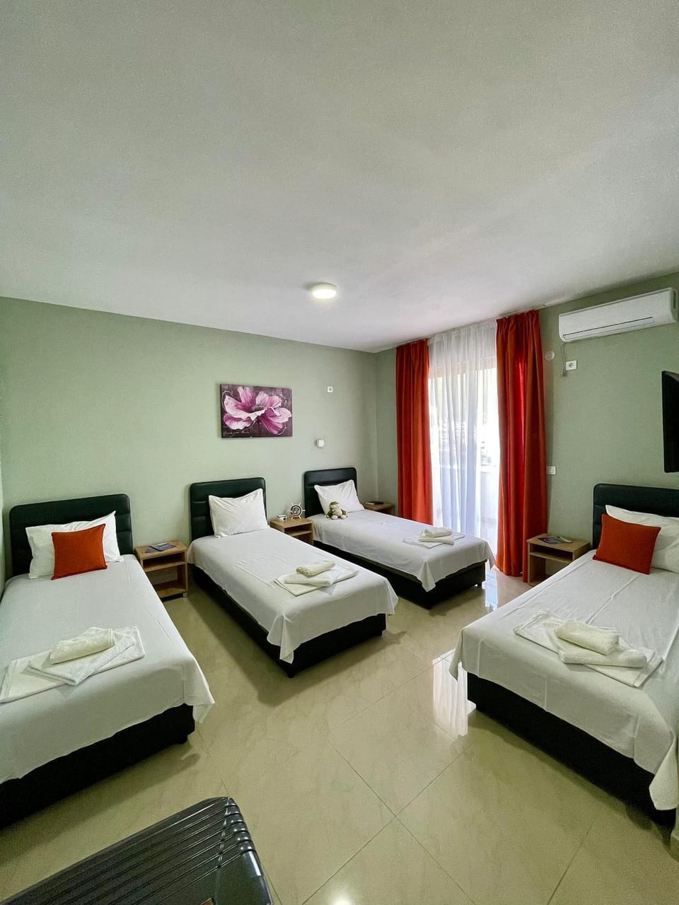 Bed, TV and multimedia, Photo of the whole room, Bedroom, towels, air conditioner