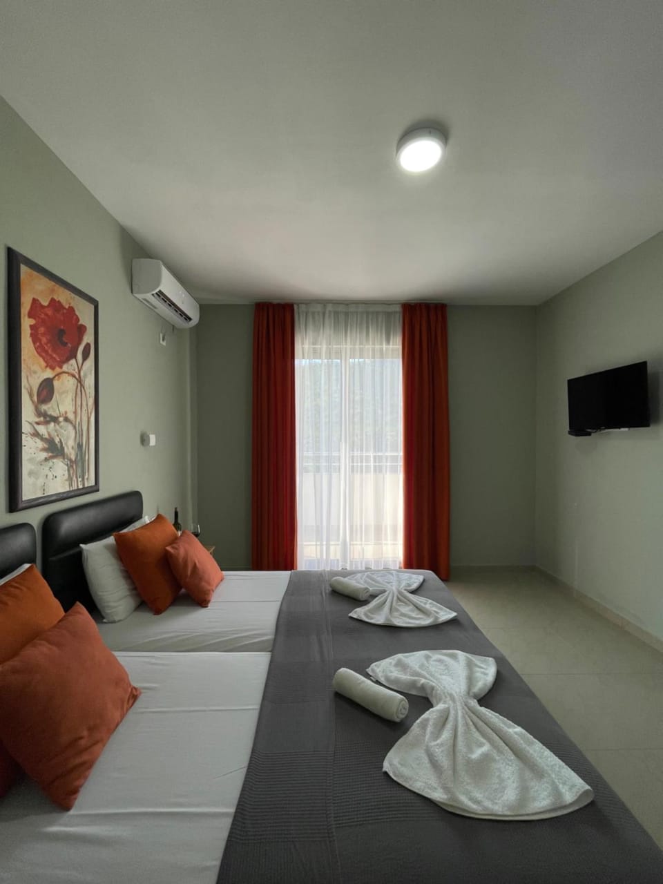 Bed, TV and multimedia, Photo of the whole room, Bedroom, towels, air conditioner