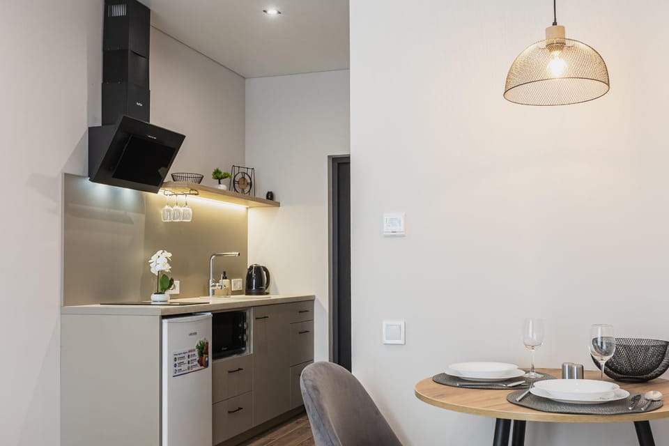 Coffee/tea facilities, Kitchen or kitchenette, Dining area, minibar, stove