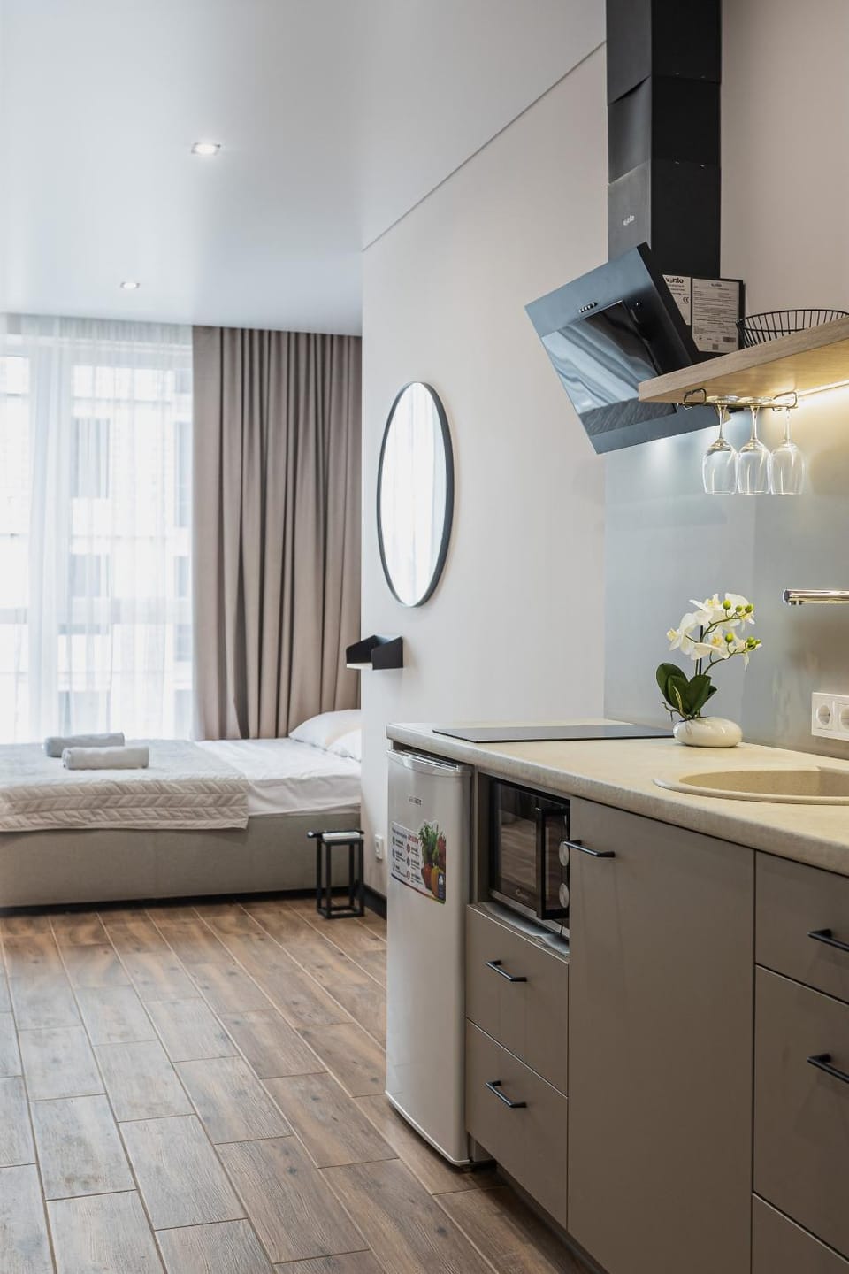 Kitchen or kitchenette, minibar, stove