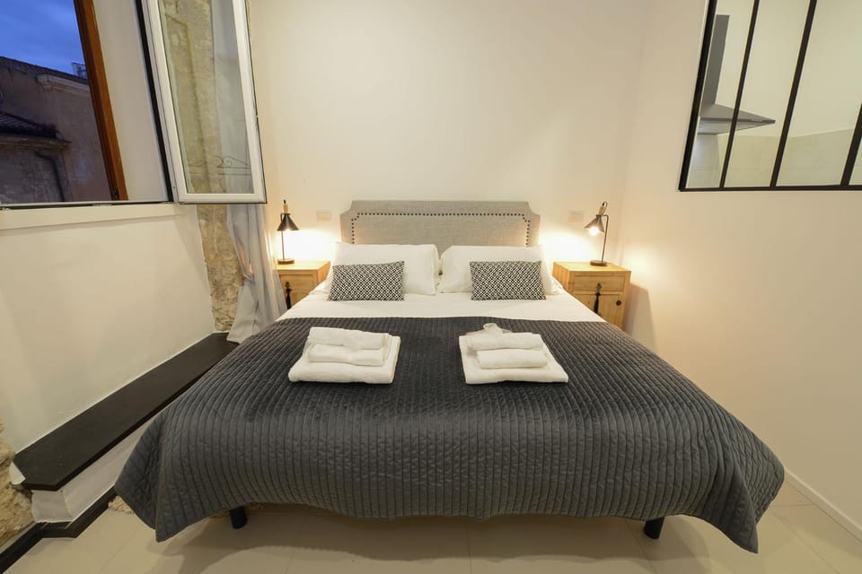 Bed, Photo of the whole room, Bedroom, towels