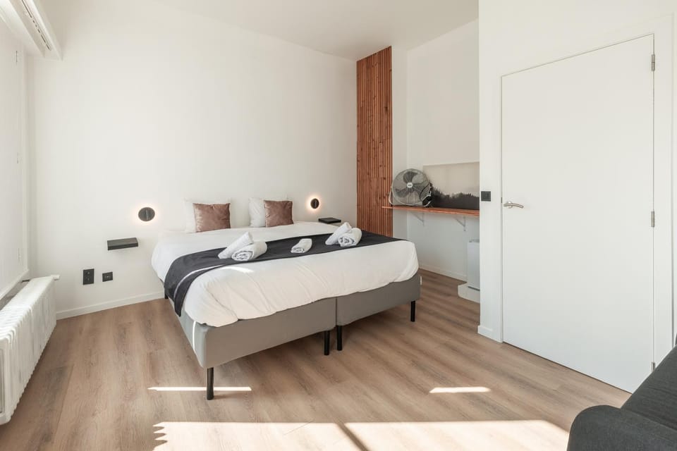 Bed, Photo of the whole room, Bedroom, towels