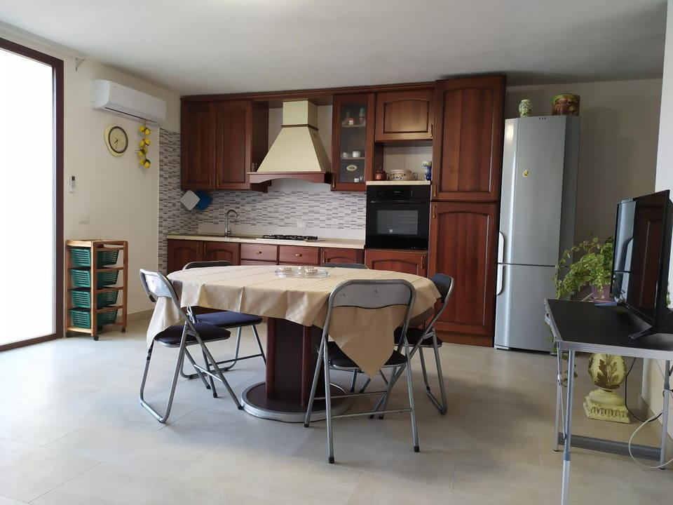 Kitchen or kitchenette, Dining area, oven, stove
