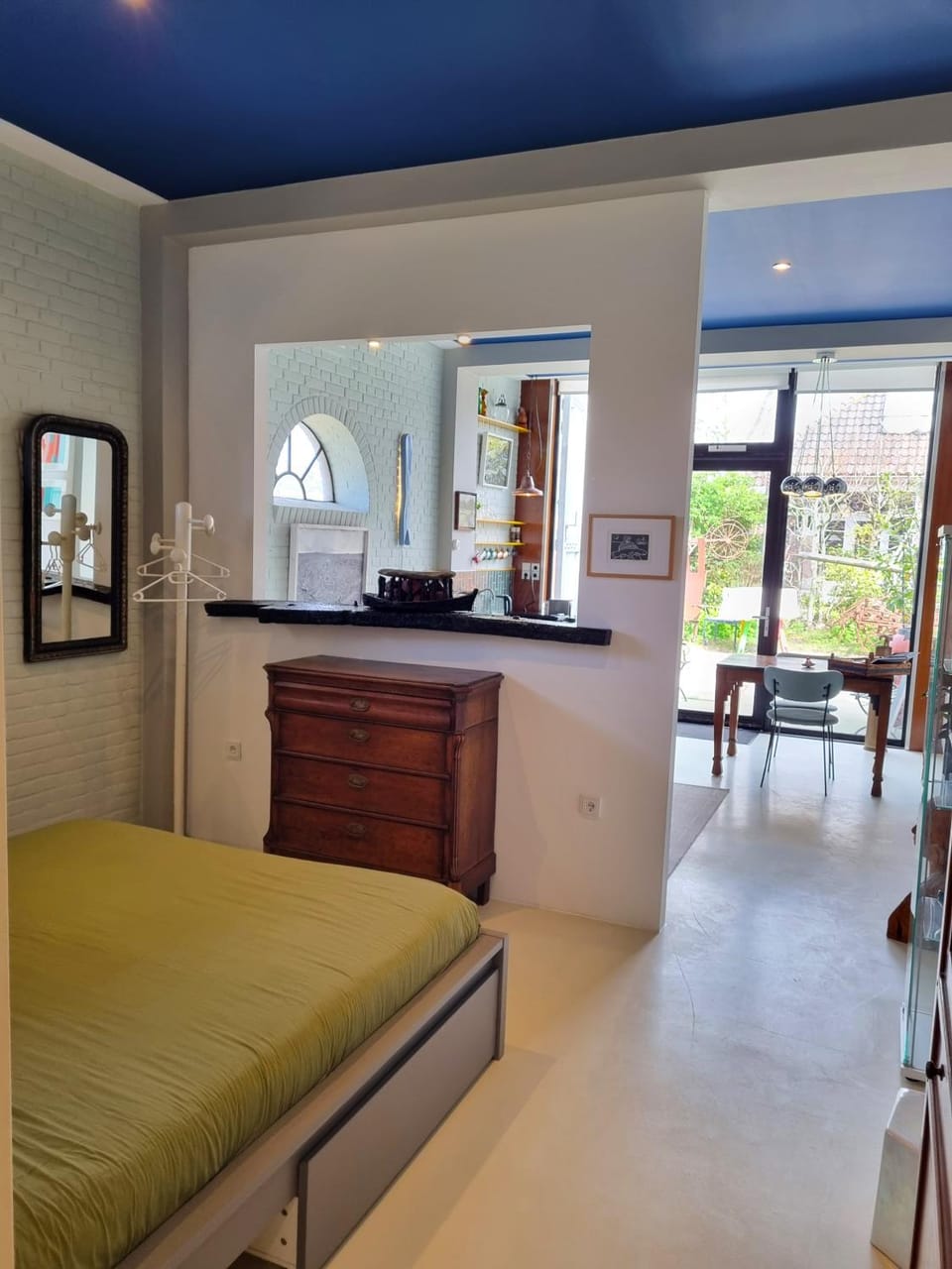 Studio Blank - a night in the gallery Apartment in Hippolytushoef