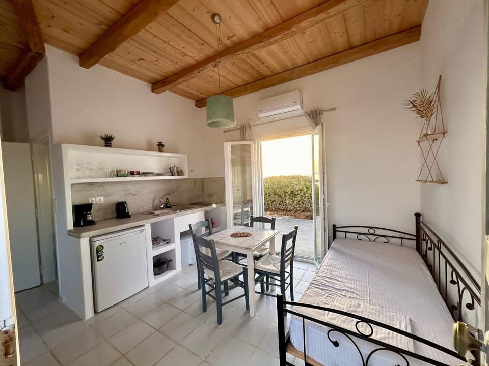 Bed, Seating area, Dining area, Sea view, Sunset, kitchen