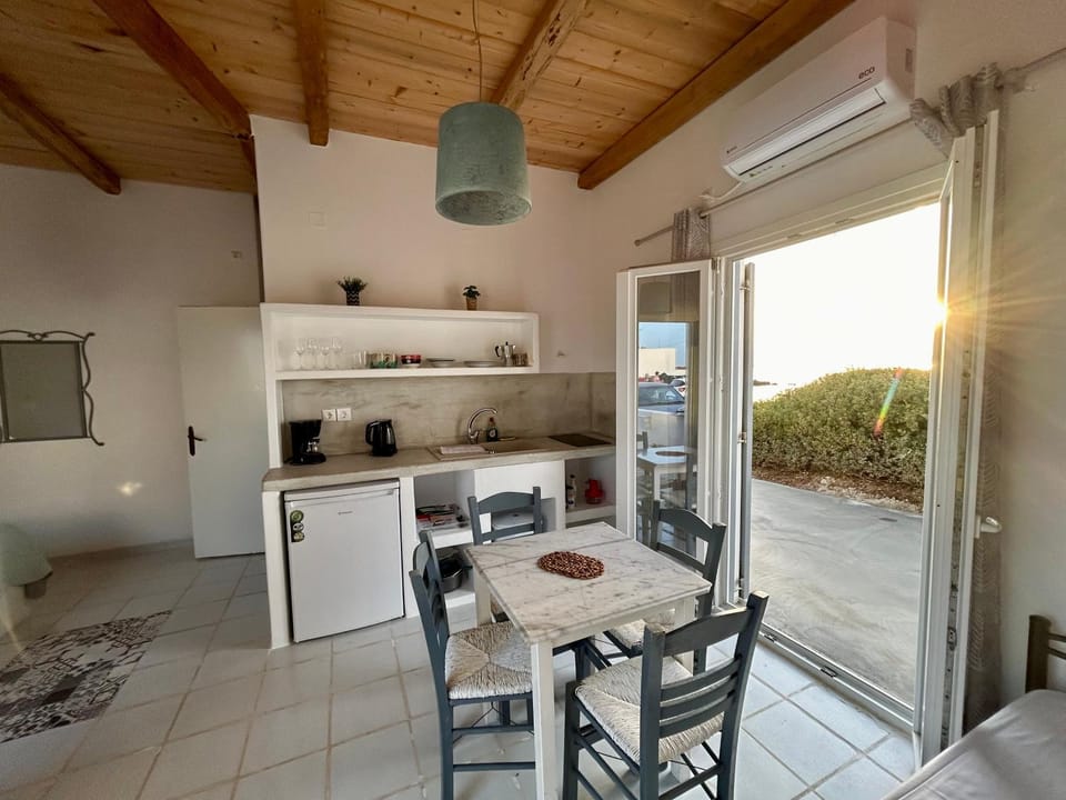Seating area, Dining area, kitchen