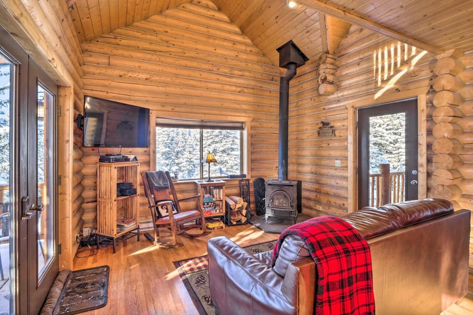 Fairplay Cabin w/ Mountain Views ~ 25 Mi to Breck! Cabin in Park County